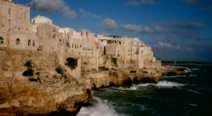 polignano "nel blù dipinto di blù " 