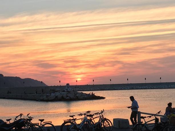 Passeggiata al tramonto sul lungomare di Pesaro