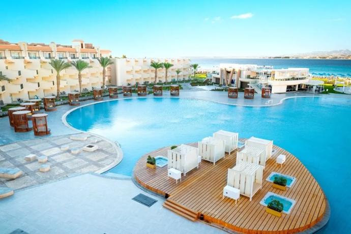 Ampia piscina con area idromassaggio Villaggio Egitto 