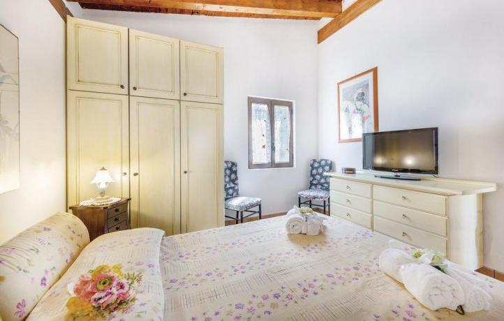 Camera-matrimoniale con tv, armadio e finestra Laureana-Cilento