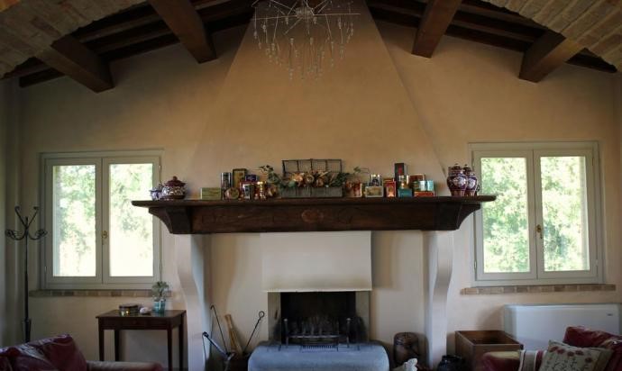 Salone con camino in agriturismo in Umbria
