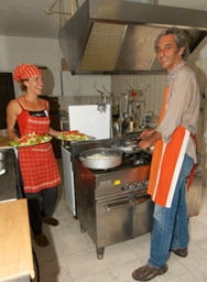 Carlo e Martina in cucina a Monestevole