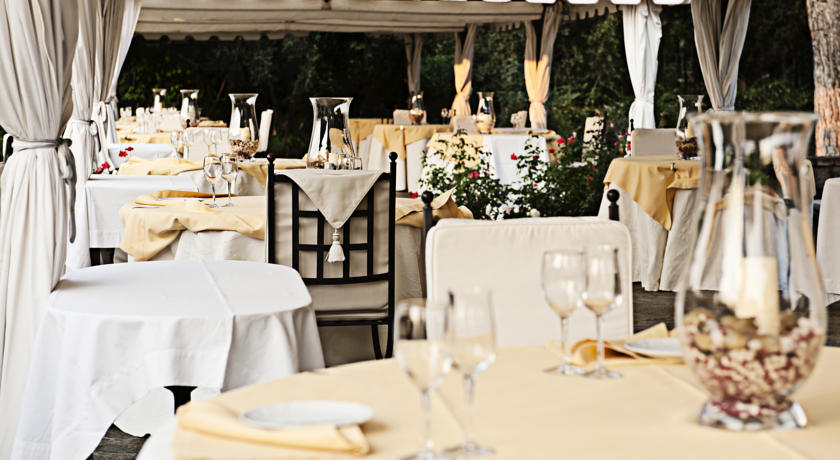 Il Ristorante all'aperto bordo piscina Cortona 