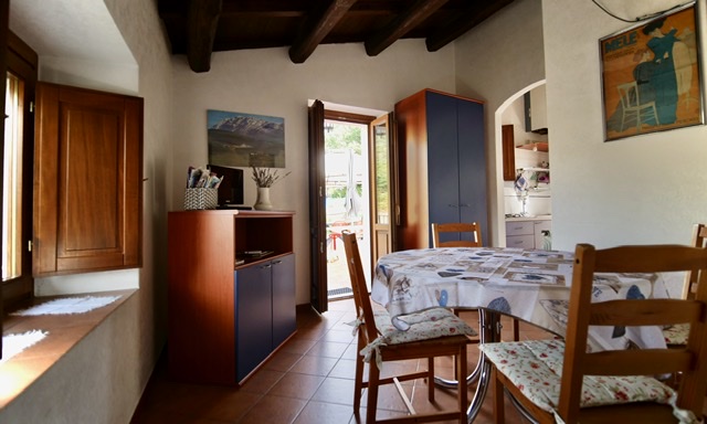 Sala da pranzo con vista giardino dimora-della-rimessa Fontecchio 