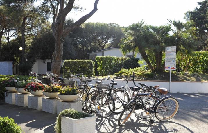 Resort noleggio biciclette a Baia Domizia vicino centro-città