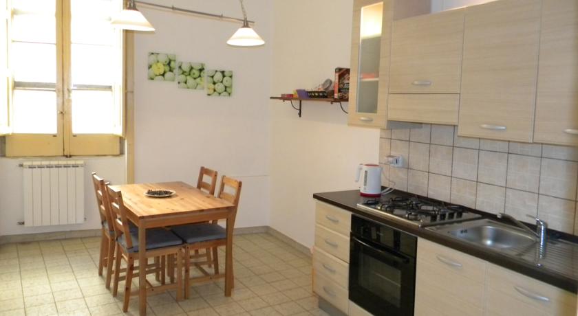 Ampia Cucina Attrezzata con Soggiorno