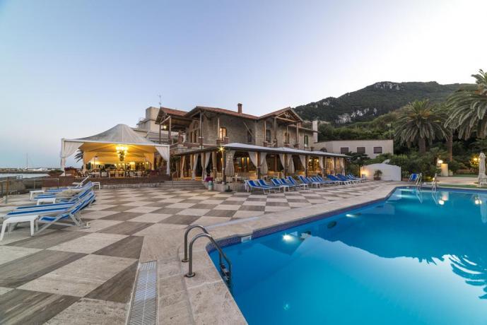 Hotel sul mare con piscina esterna e solarium 