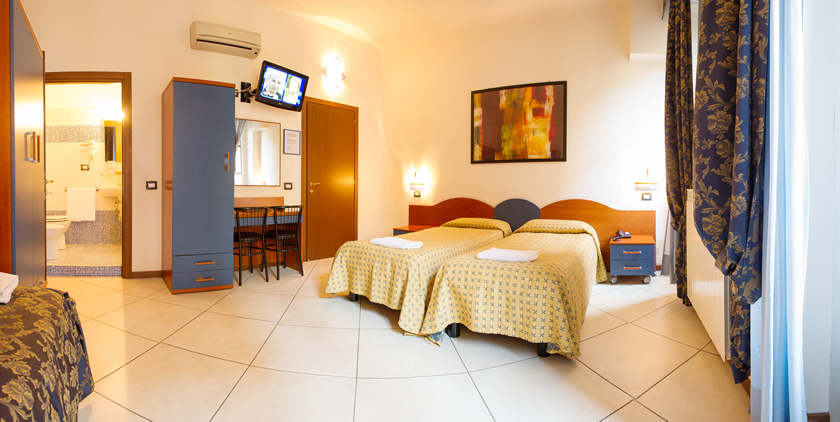 Camera doppia con letti singoli hotel a Milano 
