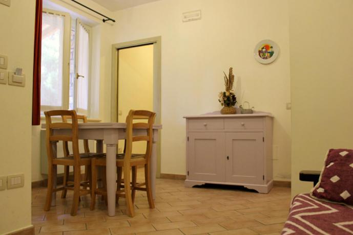 Residence Giulia zona giorno con tavolo e sedie