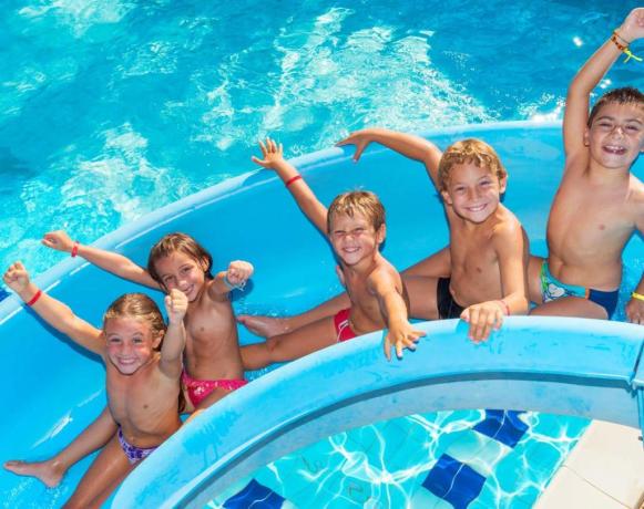 Piscina centrale con acquascivoli badesi-village Sardegna 