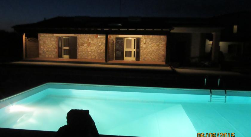 Piscina immersa nel verde in Agriturismo Maremma