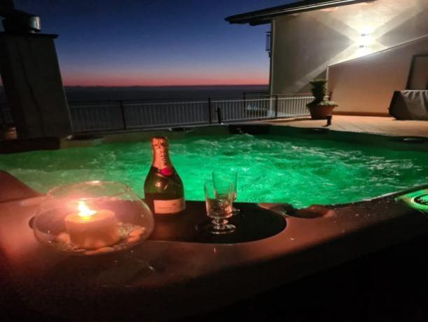 Vasca Jacuzzi illuminata di notte  