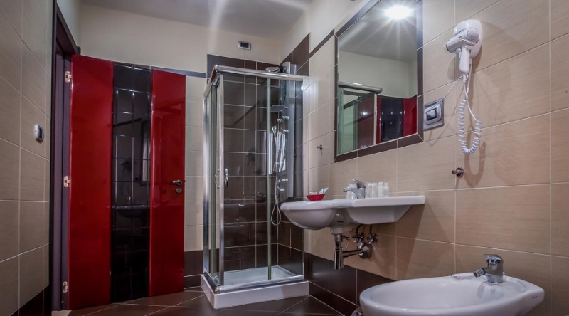 Spazioso Bagno Moderno in Camera Comfort 