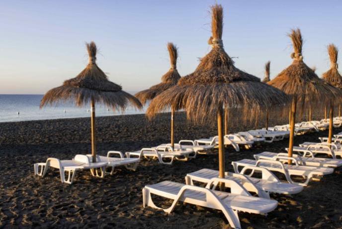 Spiaggia attrezzata lettini-ombrelloni Villaggio-turistico Nova-Siri 