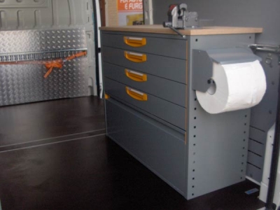 Cassettiera e banco da lavoro con morsa