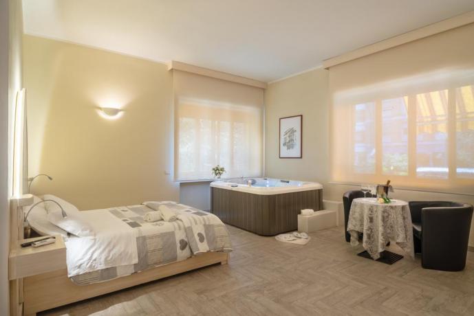 Suite Queen con minipiscina Jacuzzi fronte letto 