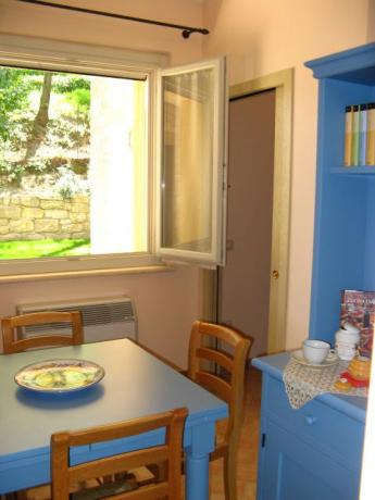 Soggiorno con Tavolo e cucina appartamenti Umbria
