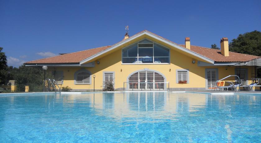 Casale a Fiumicino con ampia Piscina a Sfioro