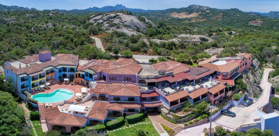 vista dall'alto hotel con piscina a baia sardinia 