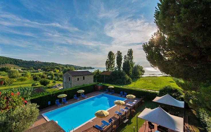 Hotel 3 stelle vista lago-piscina-Torricella-Umbria 