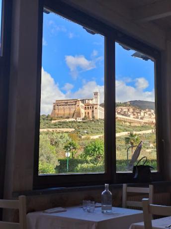 Ristorante per gruppi vicino Assisi