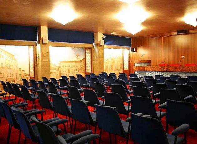 Sala convegni Arezzo 100 posti