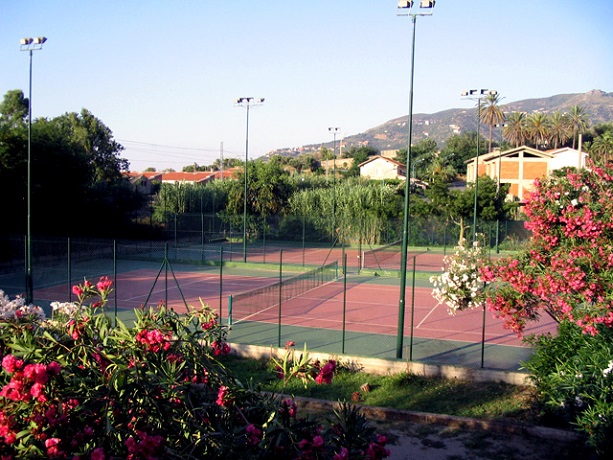 Villaggio con campo da tennis