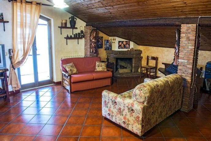 Appartamento in B&B con soggiorno camino e divano