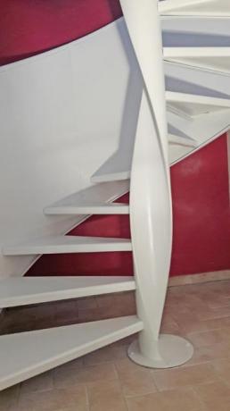 scala bianca elicoidale