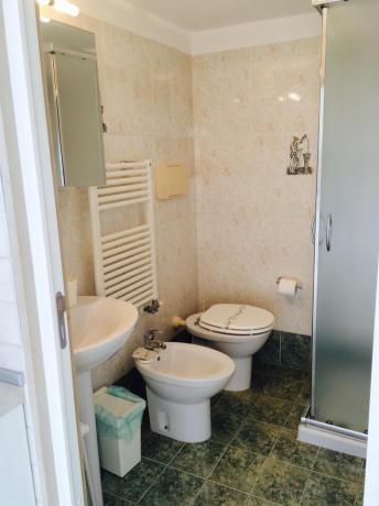 Bagno con doccia,asciugamani appartamento-vacanza 2persone Polignano-a-Mare