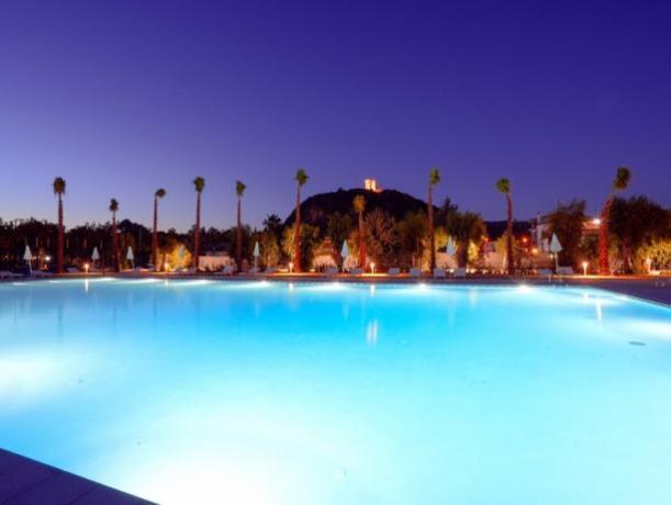 Vista serale della Piscina Illuminata