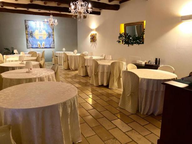 Resort Follonica con romantico ristorante interno  