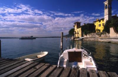 Hotel and roomrentals with lakeview in Italy
