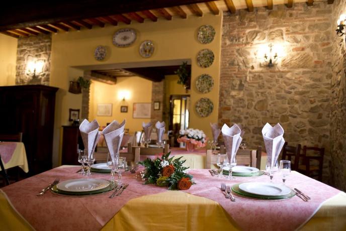 Grande Tenuta immersa nel Verde tra Todi e Perugia, Piscina Scoperta, Maneggio ed un Ottimo Ristorante.