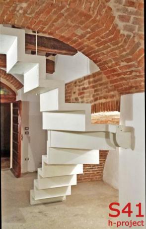 scala scatolare in acciaio verniciato RAL 9010