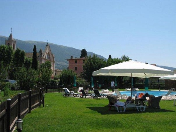 Ristorante Esterno in Agriturismo Assisi 