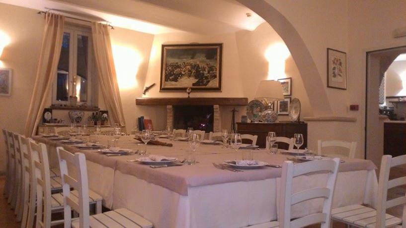 Sala Ristorante per Eventi Lavorativi con Camino