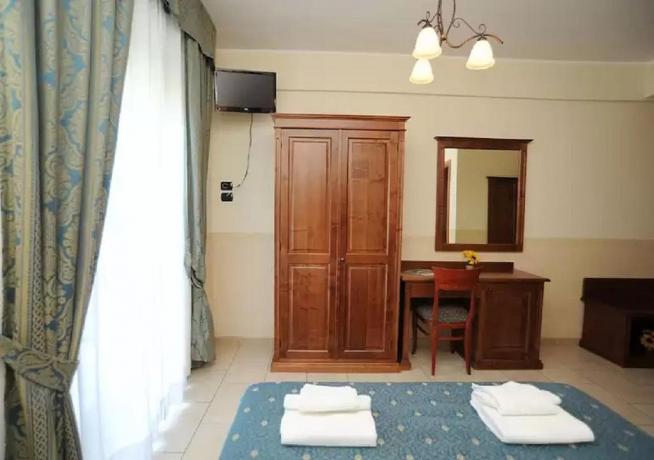 Camera albergo 3stelle con tv e armadio Mattinata-Foggia