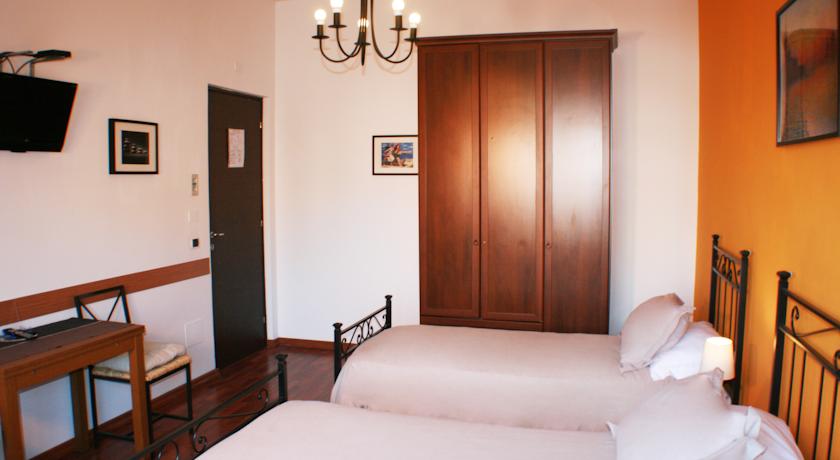 Camera tripla con TV in B&B zona Vaticano