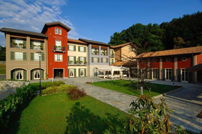 Tra il lago d'Orta e il Lago Maggiore una chicca di hotel con Piscina, ristorante e suite romantiche.