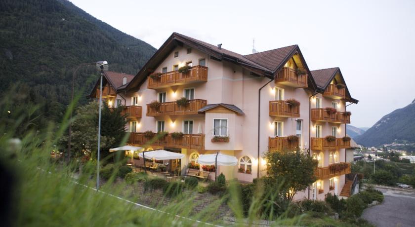 Last Minute Trentino in Settimana Bianca in Hotel 3 stelle a Malè con Benessere e Skipass con Bonus Vacanze Accettato