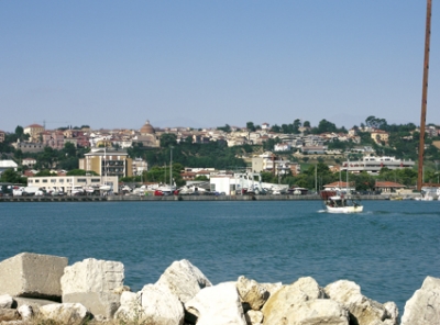 scogliera e mare a giulianova