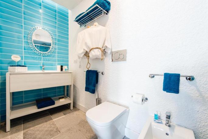 Bagno Privato con Doccia in Blu-Boutique in Sardegna 