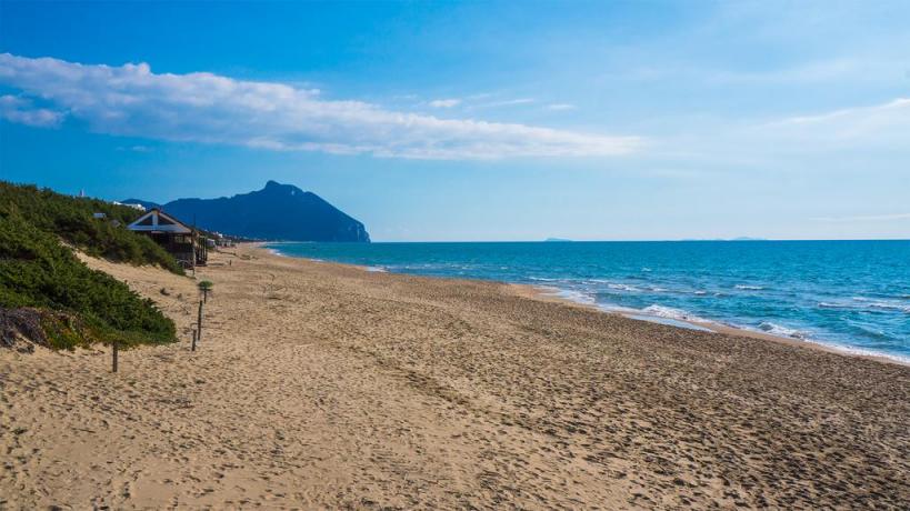 spiaggia di sabbia dorata Hotel Parco Circeo. 