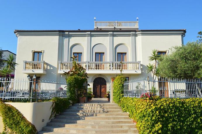Ingresso Hotel Relais di Charme vista isola Cirella