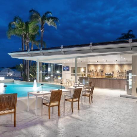 Piscina con grande open Bar