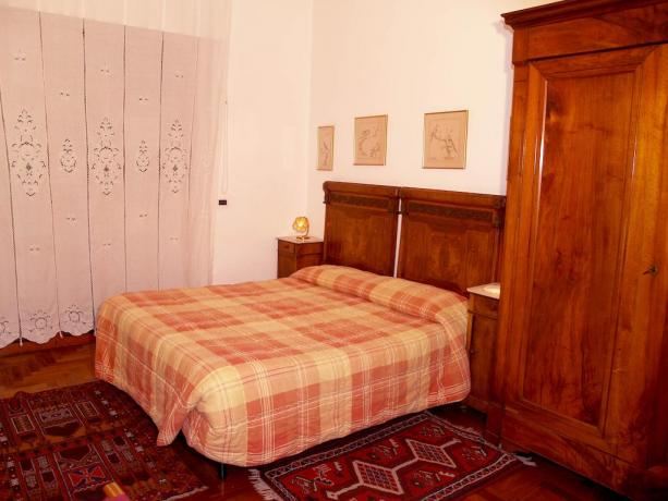 Camera matrimoniale con armadio affittacamere nel Lazio