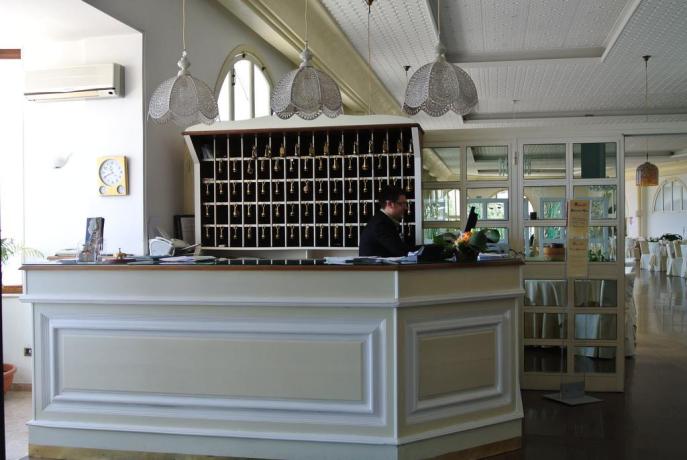 Hotel 3 stelle reception H24 Ostuni