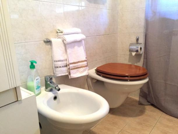 wc e bidet con biancheria spugna