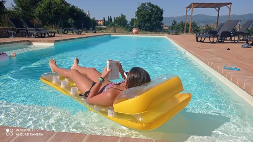 Relax in piscina agriturismo con ristorante Montefalco